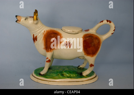 Antike viktorianische STAFFORDSHIRE TÖPFEREI COW CREAMER MILCHKRUG KRUG ABBILDUNG Stockfoto