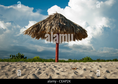 Regenschirm, Unterstände am Strand Playa Ancon, in der Nähe von Trinidad Stockfoto