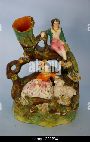 Antike ENGLISCH STAFFORDSHIRE TÖPFEREI ABBILDUNG GRUPPE SPILL VASE Stockfoto