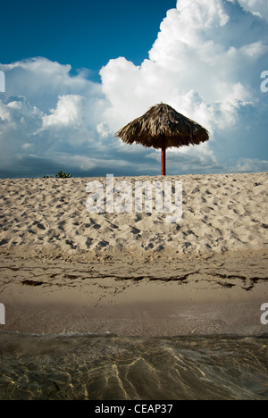 Regenschirm, Unterstände am Strand Playa Ancon, in der Nähe von Trinidad Stockfoto