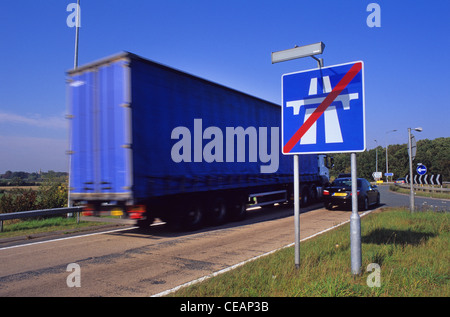 Ende der Autobahn Warnschild am A1/M Autobahn in der Nähe von Leeds Yorkshire uk Stockfoto