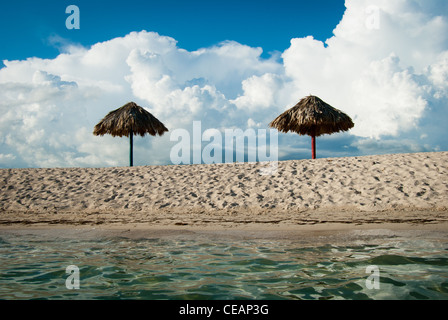 Regenschirm, Unterstände am Strand Playa Ancon, in der Nähe von Trinidad Stockfoto