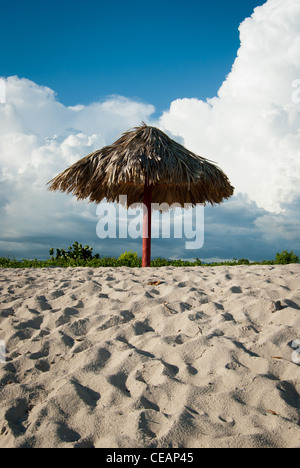 Regenschirm, Unterstände am Strand Playa Ancon, in der Nähe von Trinidad Stockfoto