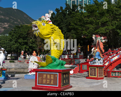 dh REPULSE BAY Hongkong chinesischen taoistischen Mosaik Statuen Fisch Wohlstand Statue Stockfoto