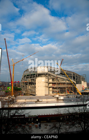 Riesen-Krane arbeiten am Bau des Leeds Arena Yorkshire UK Stockfoto