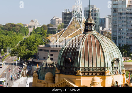 Flinders Street Station Dome Zentrum Arts Turmspitze, Swanston Street und Kriegerdenkmal.  Melbourne Victoria Australien Stockfoto