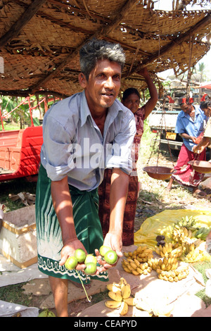 Ein Mann mit Obst auf einem Markt, Hikkaduwa, Sri Lanka Stockfoto