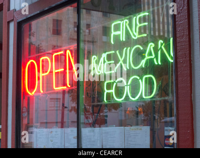 Leuchtreklame gutes mexikanisches Essen in einem Restaurant Fenster in San Diego Kalifornien Stockfoto