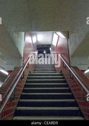 Auf der Suche nach einer Treppe im Park Street Station in Boston, Massachusetts Stockfoto