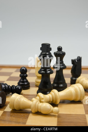 Figuren auf einem Schachbrett Stockfoto