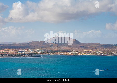 Der Blick auf Fuerteventura von der Caldera auf Lobos Stockfoto