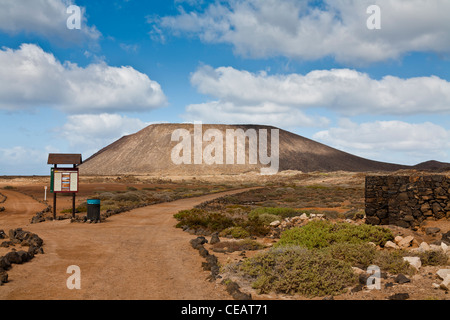 Pfad in Richtung der vulkanische Caldera auf Lobos und Fuerteventura Stockfoto