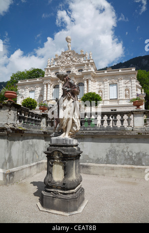 Die Statue als Vordergrund Linderhof Palace in der Nähe von Oberammergau, Garmisch-Partenkirchen im Südwesten Bayerns in der Nähe von Ettal Abbey. Stockfoto