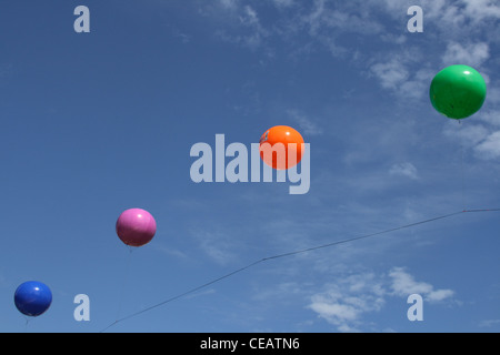 bunte Luftballons gegen blauen Himmel schweben Stockfoto