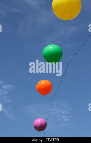 bunte Luftballons gegen blauen Himmel schweben Stockfoto