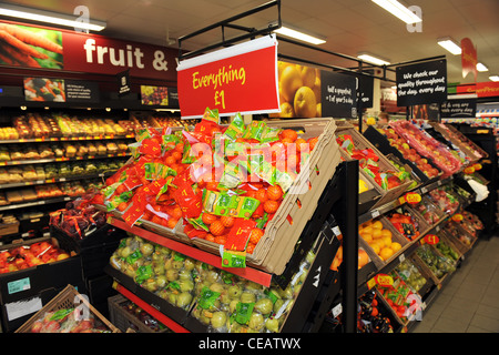 Obst und Gemüse für den Verkauf in einem Supermarkt Stockfoto