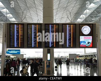 dh Hong Kong Airport CHEK LAP KOK HONG KONG Terminal 1 elektronische Abflüge Bord Flugpassagiere Informationen Ankunft Stockfoto