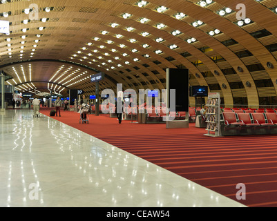 Dh-Charles de Gaulle Flughafen PARIS FRANKREICH Paris Charles De Gaulle Terminal 2E airport Departure Lounge international Stockfoto