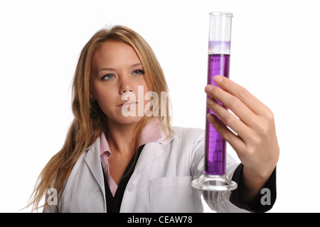 Junge Wissenschaftler Frau hält ein Glas isoliert Rohr auf weißem Hintergrund Stockfoto