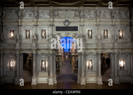 Teatro Olimpico Interieur mit Dekoration und Bühne in Stadt Vicenza, Italien Stockfoto