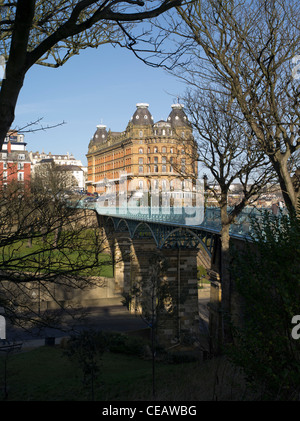 dh Grand Hotel SCARBOROUGH NORTH YORKSHIRE UK Spa Brücke Eisen Fußgängerbrücke uk Winter Hotels am Meer Stockfoto