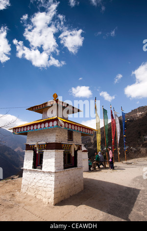 Indien, Arunachal Pradesh, weiß lackierte buddhistische Chorten Gebetsmühlen und Flaggen neben Straße Sela Pass Stockfoto