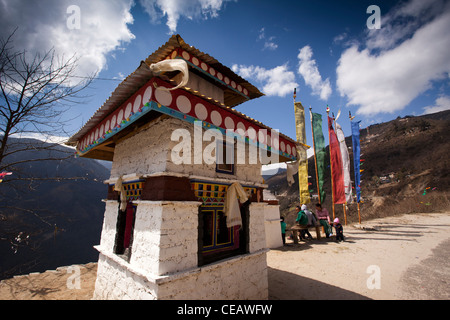 Indien, Arunachal Pradesh, weiß lackierte buddhistische Chorten Gebetsmühlen und Flaggen neben Straße Sela Pass Stockfoto