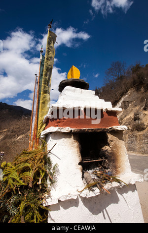 Indien, Arunachal Pradesh, weiß lackierte buddhistische Weihrauch Brenner Chorten neben Straße Sela Pass Stockfoto