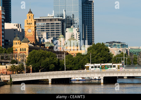 Yarra Fluss-Szene mit Flinders street station Melbourne Victoria Australien Stockfoto