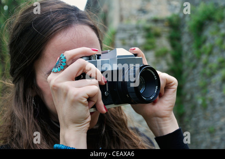 Ein junges Mädchen mit einem alten Vintage-Kamera fotografieren Stockfoto