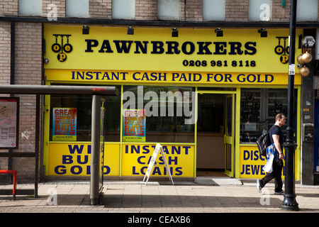 Pfandleiher-Shop in East London. Ein Pfandleiher ist ein Individuum oder Geschäft (Leihhaus oder Pfandhaus-Shop), das bietet gesicherte Darlehen. Stockfoto