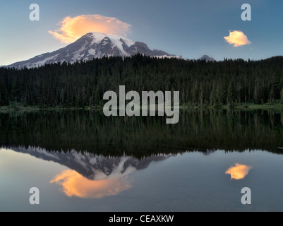 Spiegelung See mit Sonnenuntergang auf dem Mt. Rainier. Mt. Rainier Nationalpark, Washington Stockfoto