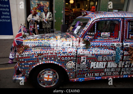 Pearly König von St Pancras mit seiner Pearly Taxi Cab. Pearly Kings und Queens in London. Hier in Greenwich gesehen und bekannt als Pearlies, sind sie einer organisierten karitativen Tradition der Arbeiterkultur in London, England. Stockfoto