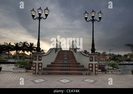 Brücke über Melaka Fluss in Malaysia bei Sonnenuntergang Stockfoto