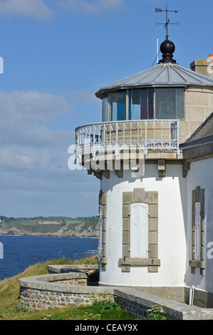 Der Leuchtturm Phare du Millier am Pointe du Millier, Cap Sizun bei Beuzec-Cap-Sizun, Finistère, Bretagne, Frankreich Stockfoto