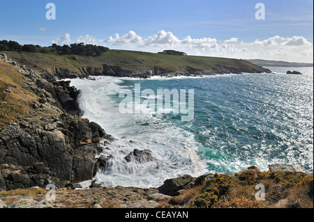 Wellen an den Felsen der Steilküste an der Pointe du Millier bei Beuzec-Cap-Sizun, Finistère, Bretagne, Frankreich Stockfoto