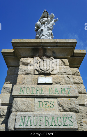 Die Statue Notre-Dame des Naufragés an der Pointe du Raz in Plogoff, Finistère, Bretagne, Frankreich Stockfoto