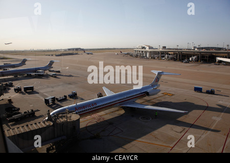 American Airlines Flugzeuge auf der Flucht Weg in Dallas, Texas Stockfoto