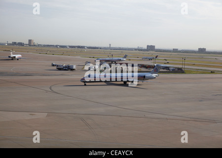 American Airlines Flugzeuge auf der Flucht Weg in Dallas, Texas Stockfoto