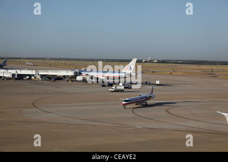 American Airlines Flugzeuge auf der Flucht Weg in Dallas, Texas Stockfoto