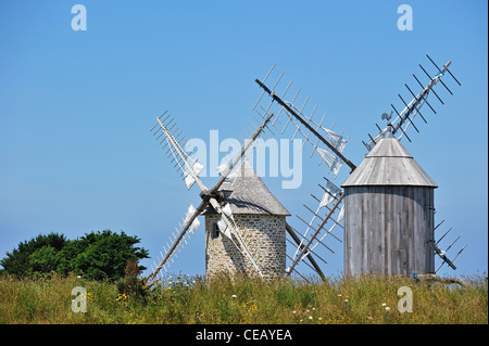 Zwei traditionelle Windmühlen an der Pointe du Van, Finistère, Bretagne, Frankreich Stockfoto