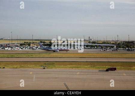 American Airlines Flugzeuge auf der Flucht Weg in Dallas, Texas Stockfoto