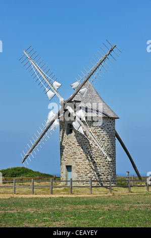 Traditionelle Windmühle am Pointe du Van, Finistère, Bretagne, Frankreich Stockfoto