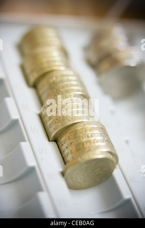 Ein Stapel von 1 Pfund-Münzen in einem container Stockfoto