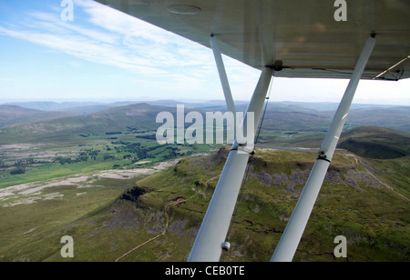 Luftaufnahme von Leichtflugzeugen Flügel und Landschaft jenseits Stockfoto