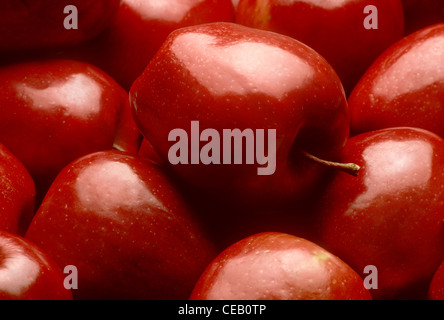 Nahaufnahme von einem Haufen von glänzenden Red Delicious Äpfel Stockfoto