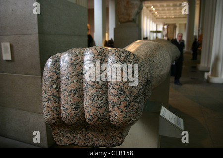 Linken Arm von monumentalen roten Granitstatue von Amenophis III im britischen Museum in London Stockfoto