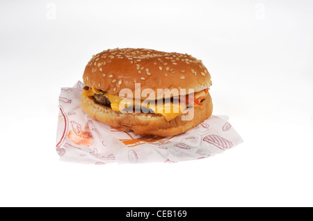 Burger King doppelten Cheeseburger mit Wrapper Verpackung auf weißem Hintergrund Ausschnitt. Stockfoto