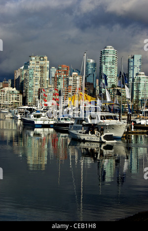 Segelboot verlassen Granville Island Marina False Creek Hochhaus Wohn Wohnung Türme West End Vancouver downtown Stockfoto