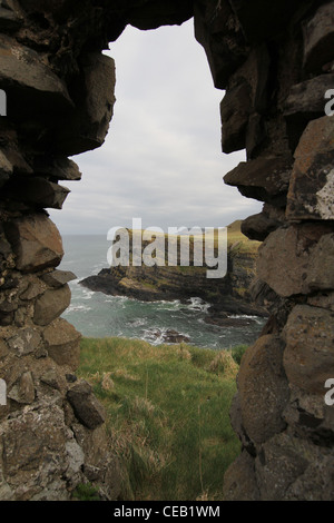 Nordküste Nordirland Heritage Trail. Blick auf die Causeway Coast von Dunluce Castle in Co Antrim Nordirland Stockfoto